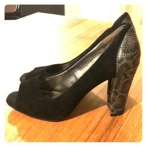 Open toe pumps with heal detail